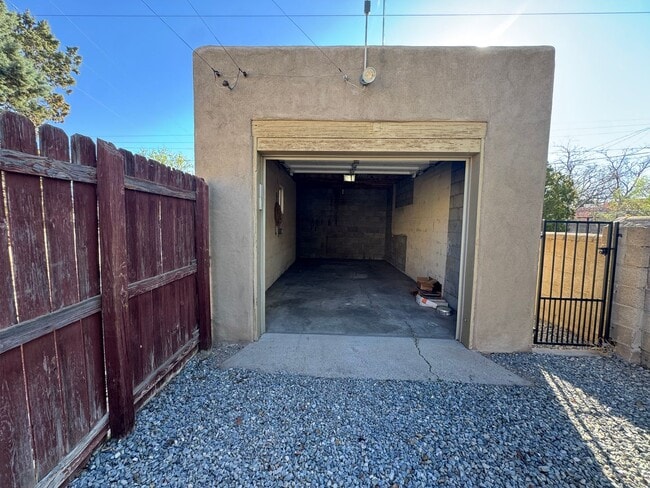 Building Photo - Well Maintained University Home!