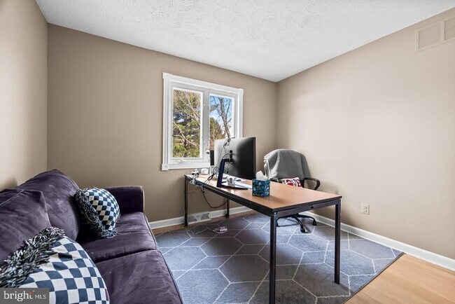 Building Photo - 6 Hounds Hollow Ct