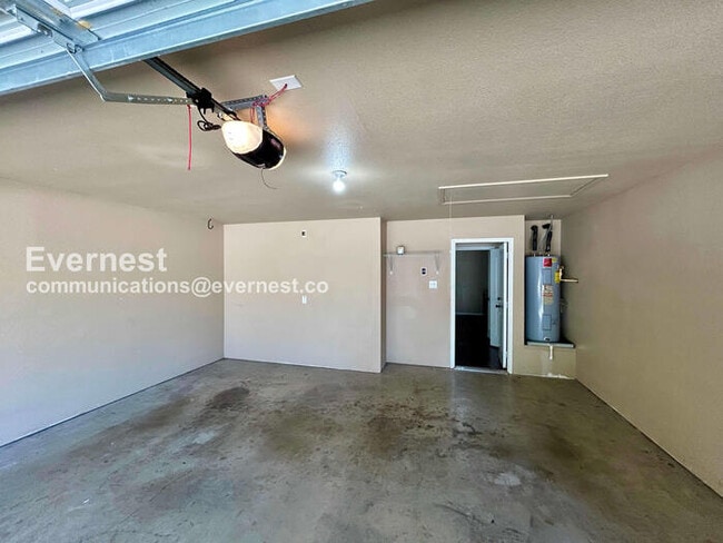 Building Photo - 3 Bed, 2 Bath Home with Fenced Yard & Garage / Pet-Friendly / Available Now!