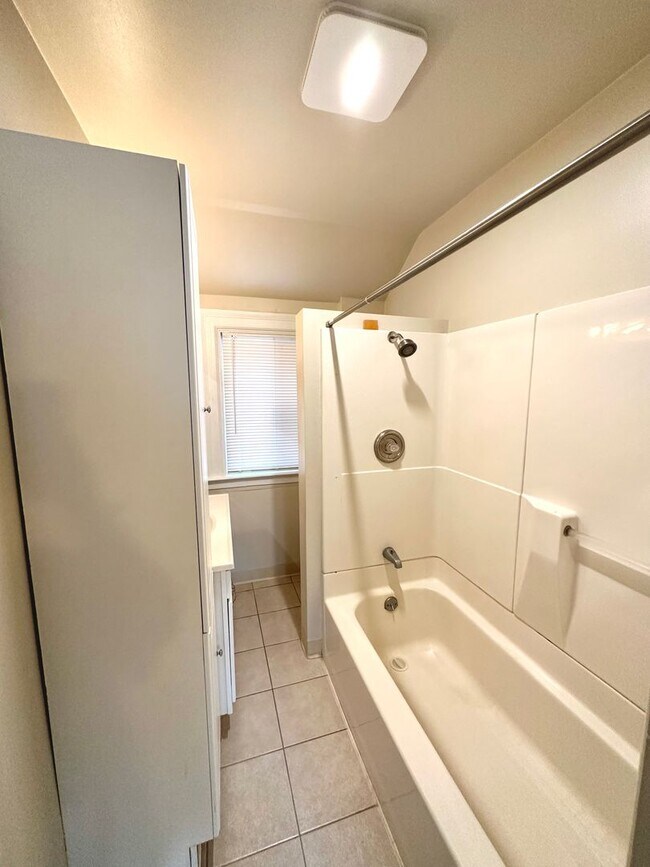 Building Photo - Adorable 2 Bed, 1.5 Bath Home in Beechview - Convenient Location, First Floor Laundry - Available...