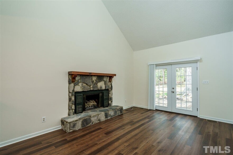 Cozy gas log fireplace - 4702 Cornwall Plz