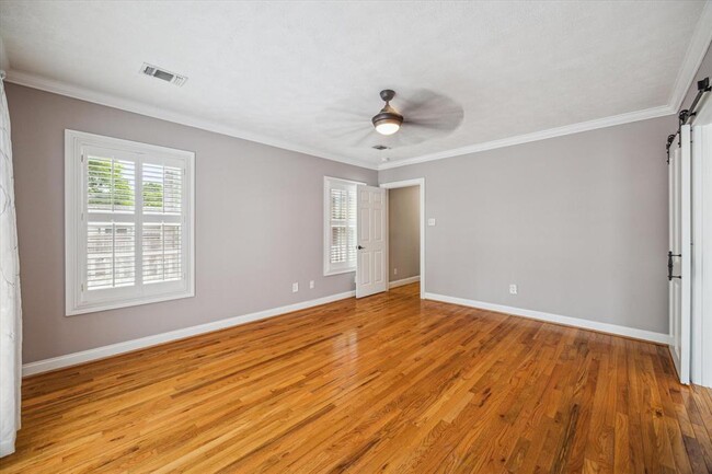 Building Photo - 211 W 31st St