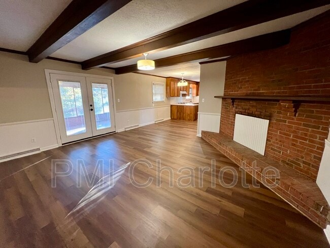 Building Photo - 528 Carolina Ave N