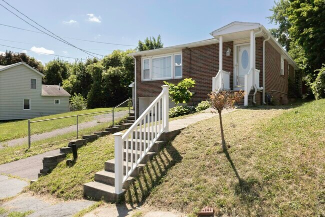 Building Photo - 817 Winton St