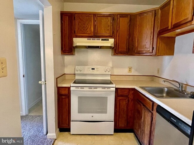 Building Photo - 200 Chesterfield Ln