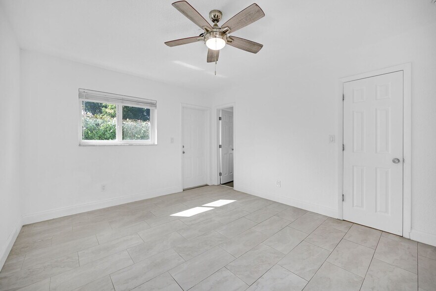 Building Photo - 1400 NW 2nd Ave