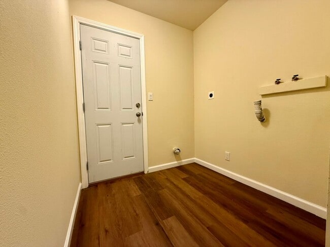 Building Photo - Beautiful, Completely Remodeled 4 Bed 2.5 Bath Fremont Home - Huge Bonus Room