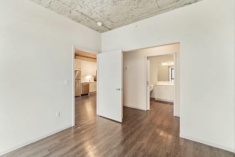 Building Photo - 747 S Clark St