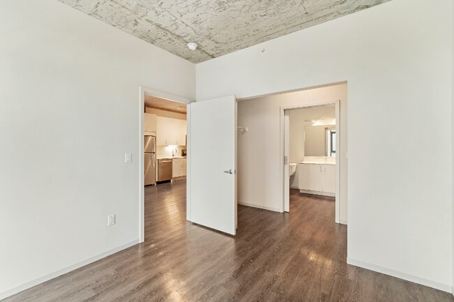 Building Photo - 747 S Clark St