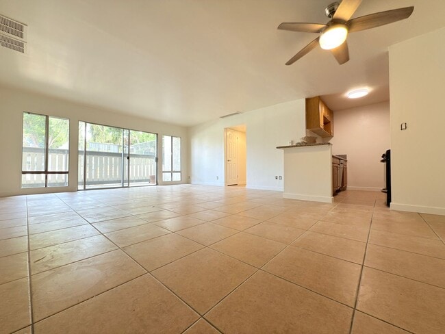 Building Photo - Spacious 3Bd/ 2Br in Canoga Park!