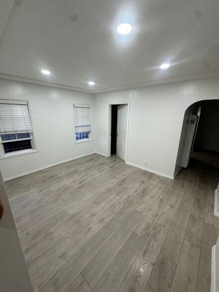 Building Photo - 556 W 92nd St