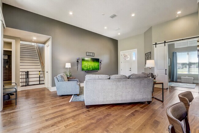 Building Photo - 10613 White Oak Dr