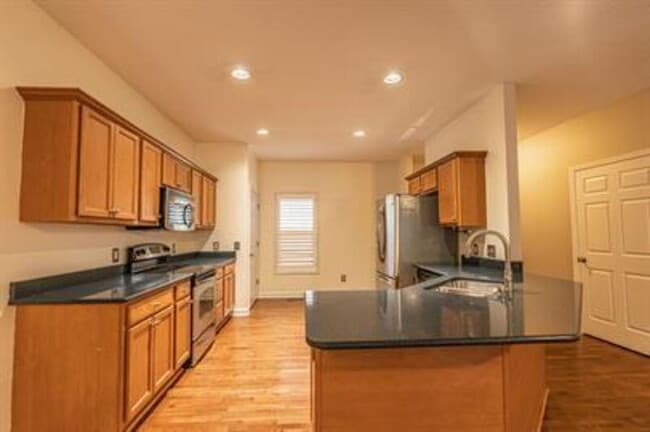 Building Photo - 465 Crestview Rd