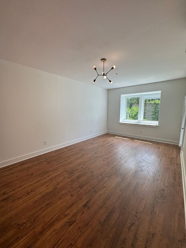 Building Photo - Beautiful 2 bed /1 bath condo in desirable Germantown - walking distance to coffee shops, restaur...