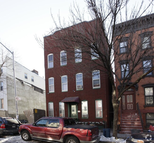 Building Photo - 124 India St