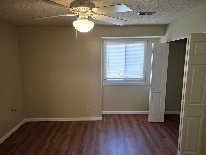 Building Photo - 1611 Lyndhurst Dr
