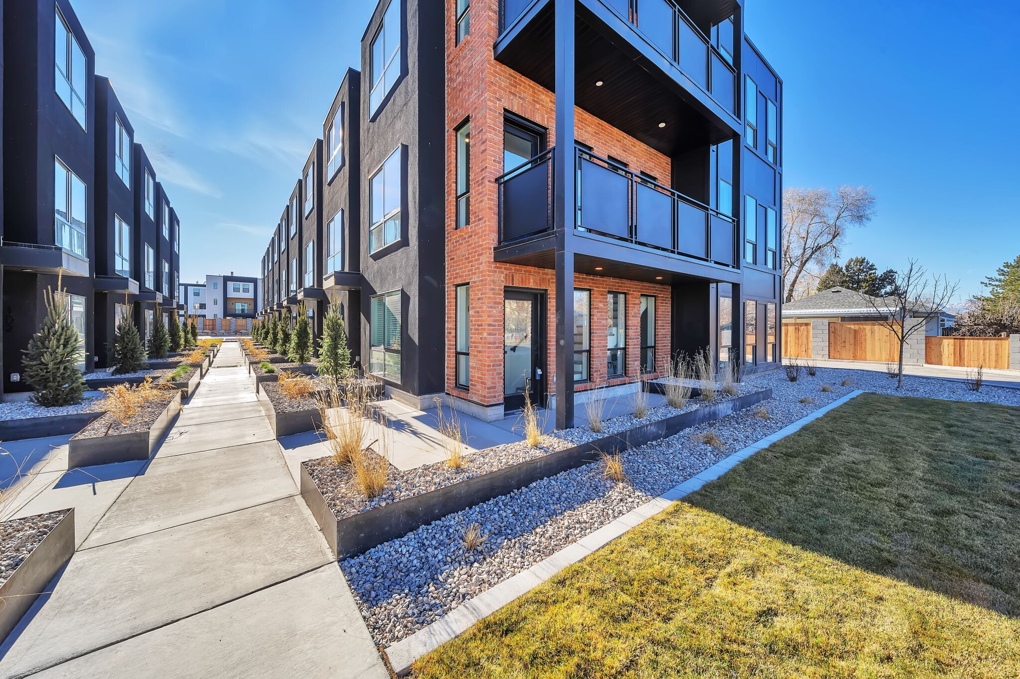 Building Photo - 884 E Rowley Dr
