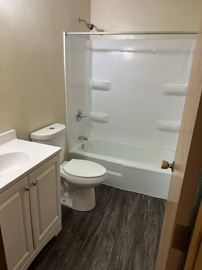 Building Photo - Forestview 2 Bedroom Lower Apartment FIRST...