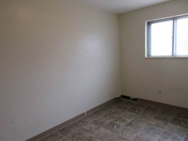Building Photo - **Move-In Discount** Spacious single level home with a retro feel - you must see!