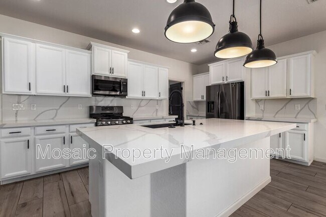 Building Photo - 35565 N Bandolier Dr