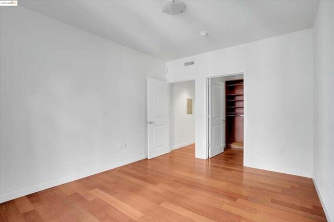 Building Photo - 423 7th St