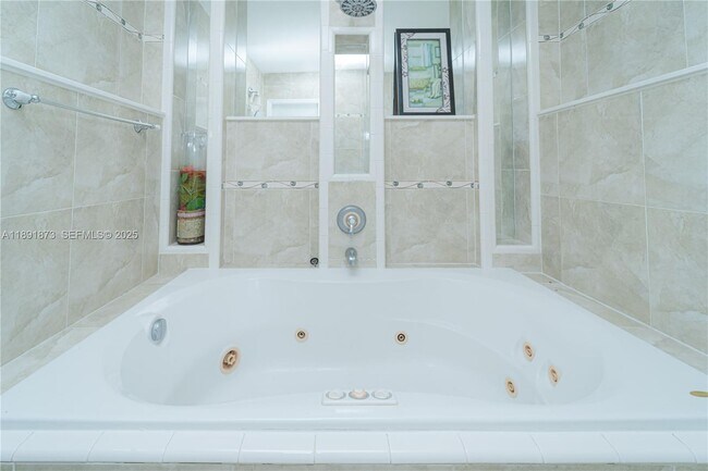 Building Photo - 430 NE 145th St