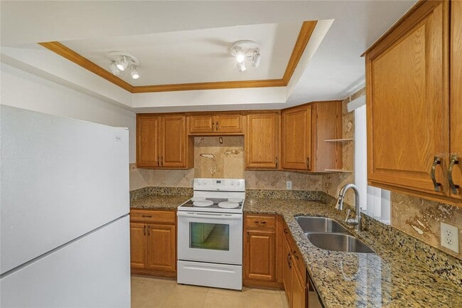 Building Photo - 2/2 downstairs unit Silver Downs Condominiums