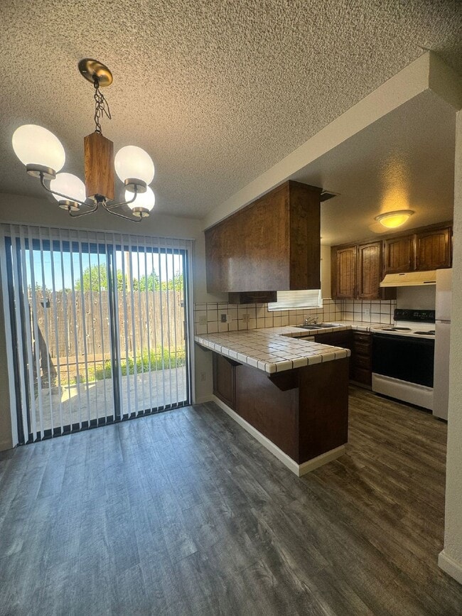 Building Photo - Two Bedroom Townhome Available mid-November