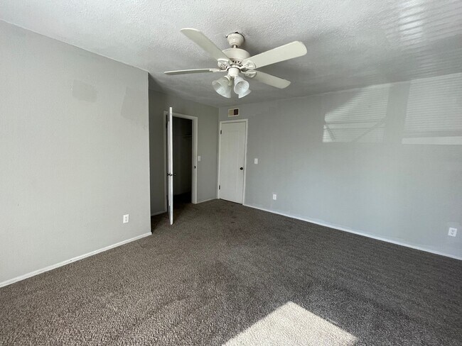 Building Photo - 3 Bed Duplex OKC