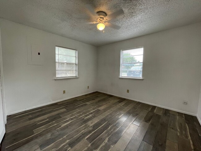 Building Photo - COMING SOON - 2 Bedroom 1 Bath Home in Lak...