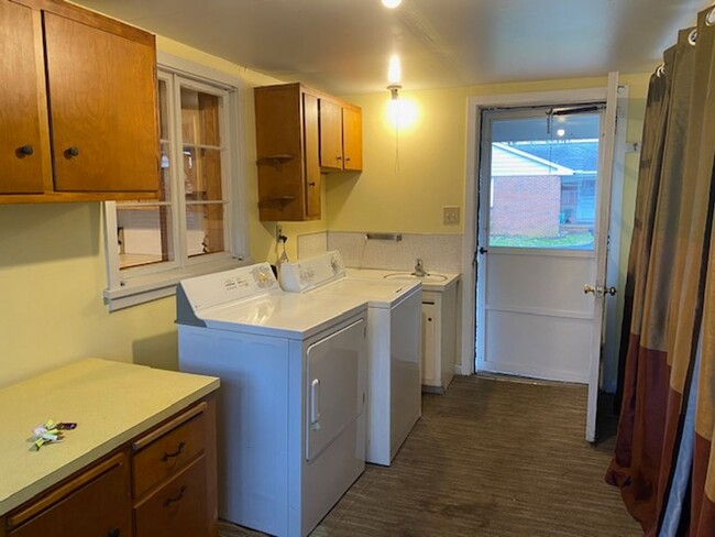 Building Photo - ALL UTILITIES INCLUDED 2 bedroom 1 bathroo...