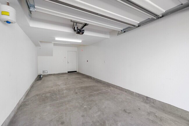 Building Photo - 1632 Doheny Way