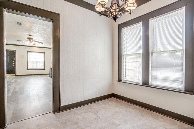 Building Photo - Well Maintained 3 Bed, 2 Bath in Establish...