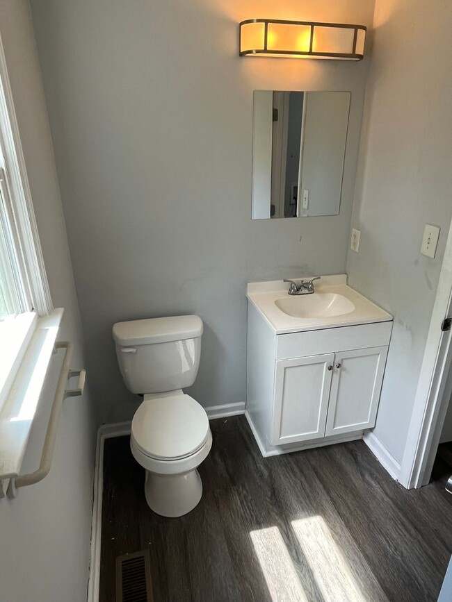 Building Photo - 1st Floor 2 Bed, 1 Bath Condo in Concord