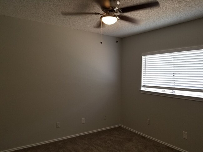 Building Photo - 9209-9209 Shadow Crest Dr
