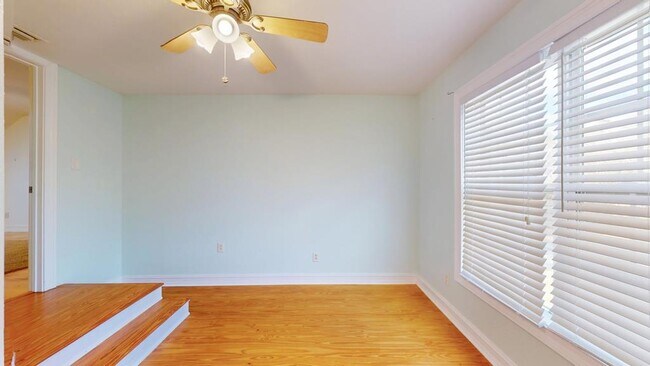 Building Photo - 100 Sweetbriar Lakes Dr