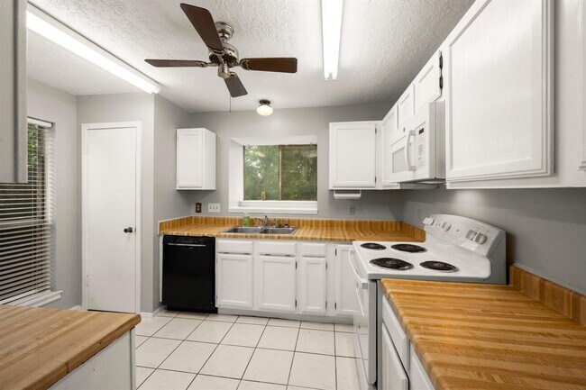 Building Photo - 302 Foxtail Ct