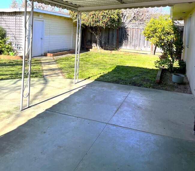 Building Photo - 7731 Filice Dr