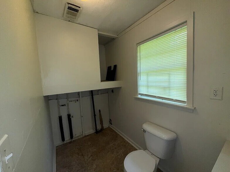 Building Photo - 2615 Hillside Dr