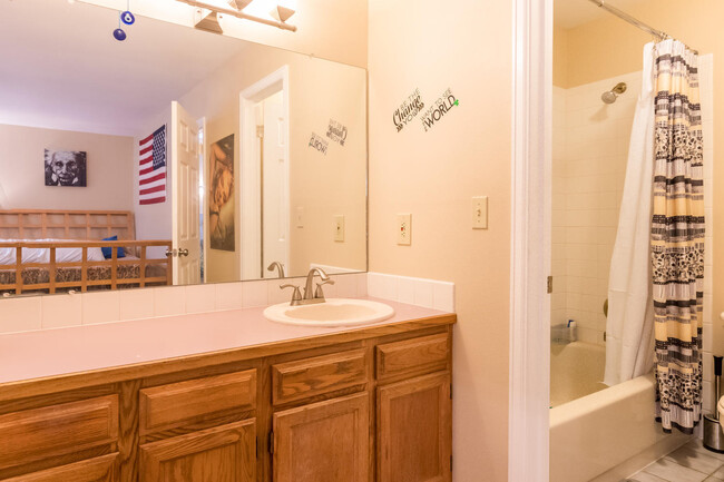 Building Photo - 4BD/ 3.5BA Furnished Townhome in South Bou...