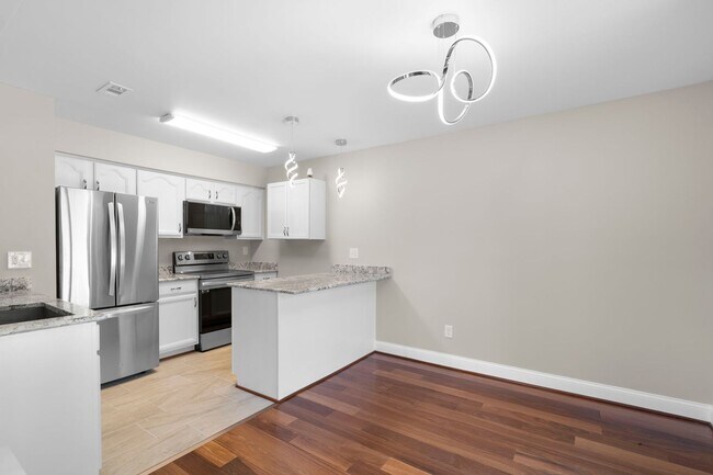 Building Photo - 3 Bed 2.5 Bath - Gaithersburg Townhome - Completely Renovated