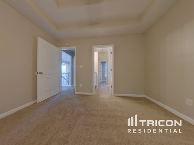 Building Photo - 4650 Camelot Dr