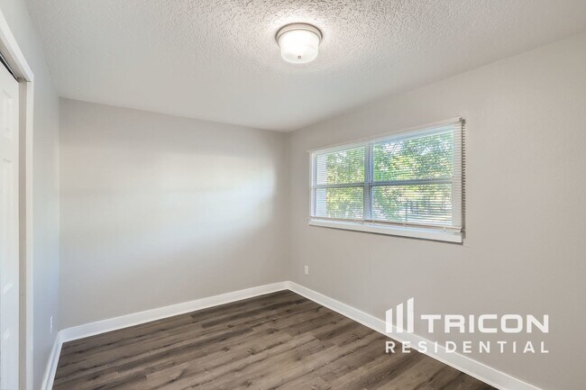 Building Photo - 667 Encino Way
