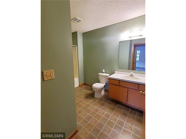 Building Photo - 560-580 Spring St