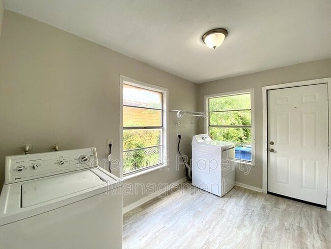 Building Photo - 1445 Delgado St