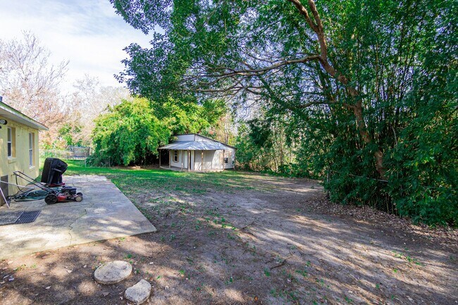 Building Photo - Very Nice 3/2 Home w/ Fenced Yard in St. Cloud with Bonus Room