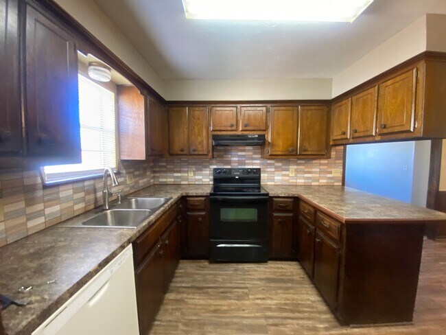 Building Photo - Charming 3 bedroom 1.5 bath