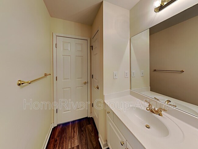 Building Photo - 1040 Queensgate Dr SE