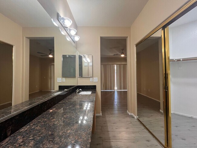 Building Photo - Beautiful Summerlin townhome, 3 bed, 2.5 bath, on 1st floor.