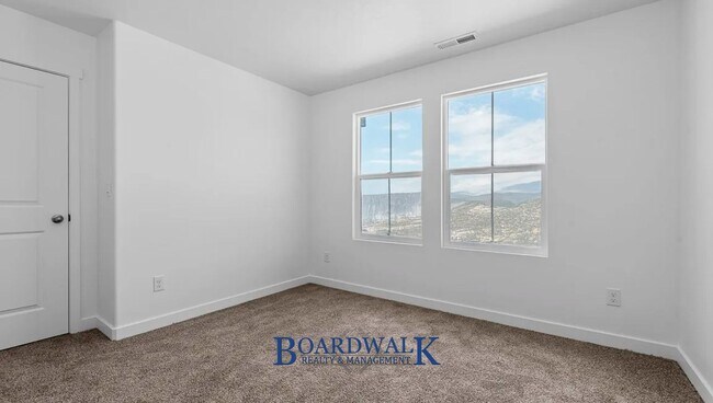 Building Photo - Modern 3-Bed Home with Yard & Amenities